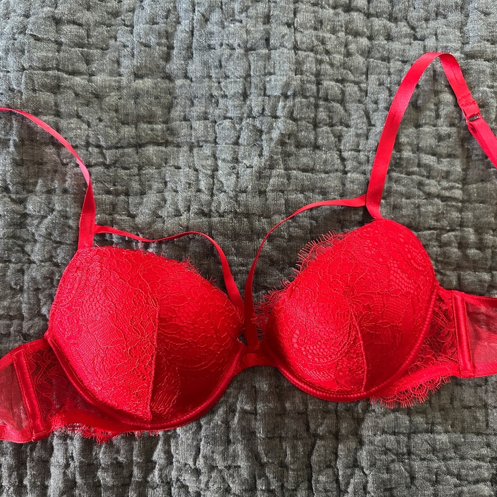 New Victoria's Secret Lace Red Bra 34B